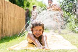 Wasserspaß beim Rasensprengen