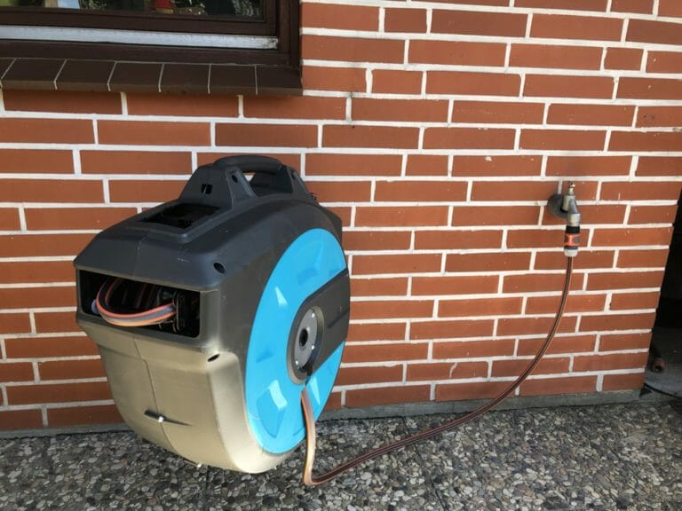 Gardena WandSchlauchbox 35 rollup automatic Li (mit Akku) im Test